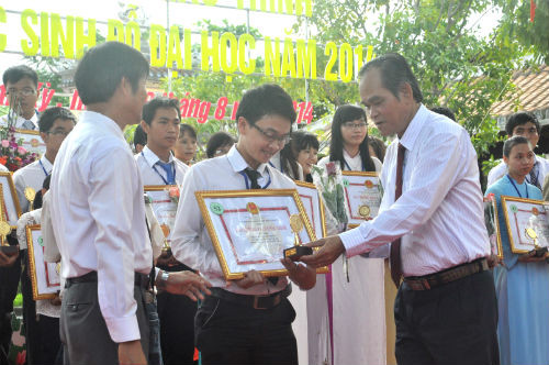 Bí thư Thành ủy Tam Kỳ Bùi Quốc Đinh và Chủ tịch UBND TP.Tam Kỳ Nguyễn Văn Lúa tặng giải thưởng Phan Châu Trinh. 
