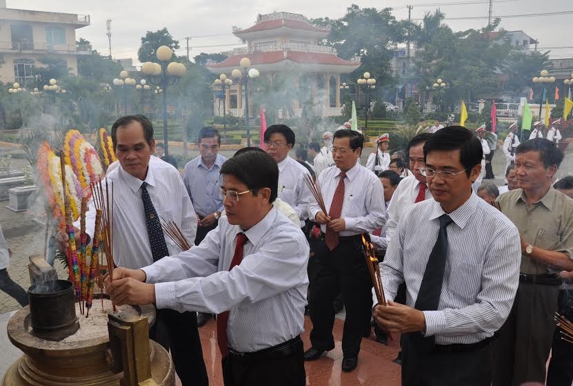 Các đồng chí lãnh đạo tỉnh dâng hương tại đài tưởng niệm anh hùng liệt sĩ.