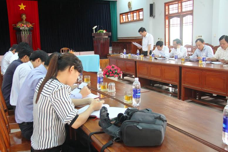 Các đại biểu của đoàn giám sát Đoàn ĐBQH tỉnh làm việc với lãnh đạo huyện Phước Sơn sáng 29.8.