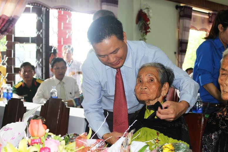 Phó Chủ tịch UBND tỉnh Lê Văn Thanh trao tặng danh hiệu Bà Mẹ VNAH và quàng khăn lụa cho Mẹ Nguyễn Thị Hiên.