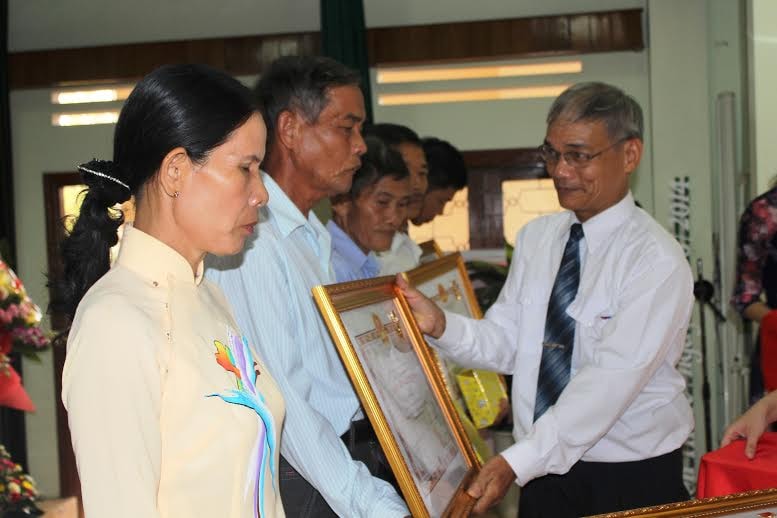 Bí thư Huyện ủy Tiên Phước Vũ Xuân Sơn trao tặng Huân chương độc lập cho các gia đình cách mạng.