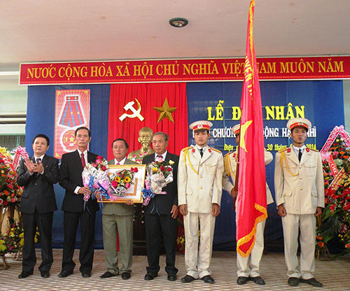 Trao Huân chương Lao động hạng Nhì cho lãnh đạo xã Điện Phong. 