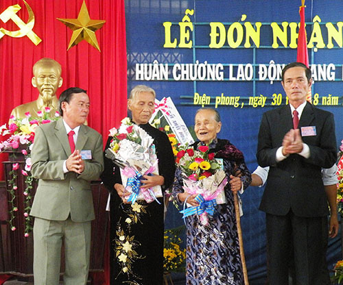 Tặng hoa và quà tri ân các Bà mẹ Việt Nam anh hùng tại buổi lễ.    