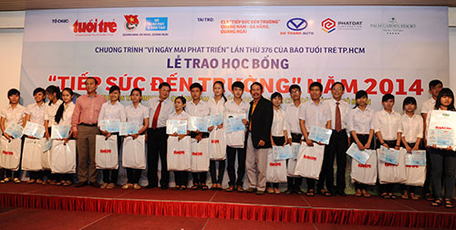 Lãnh đạo tỉnh trao học bổng cho những tân sinh viên xứ Quảng.
