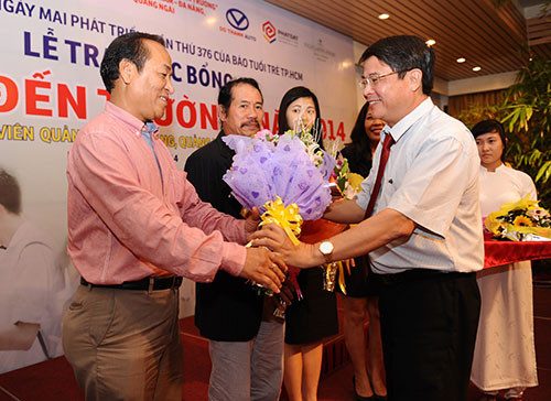 : Bí thư Tỉnh ủy Nguyễn Đức Hải tặng hoa cho các nhà tài trợ.