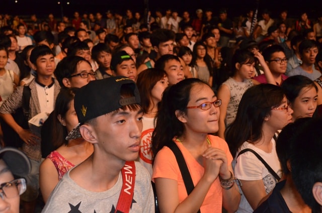 Những đôi mắt háo hức chờ đợi của các bạn trẻ chờ đợi một tiết mục hay.