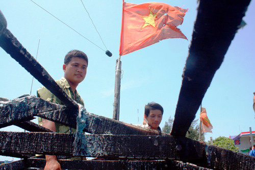 Ngư dân Núi Thành cột chặt cờ chuẩn bị cho chuyến ra khơi. Ảnh: Nguyễn Thành