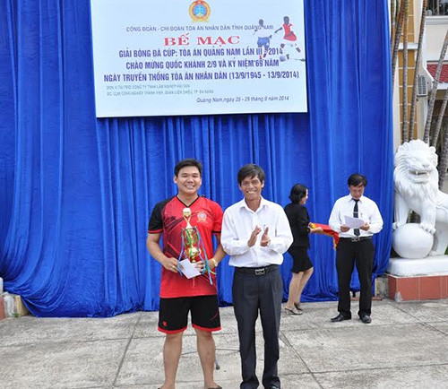 Đại diện Đội bóng TAND Quảng Ngãi nhận cúp vô địch Giải bóng đá cúp - TAND Quảng Nam lần thứ III năm 2014.