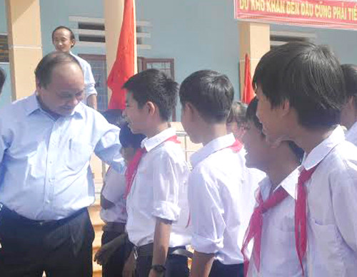 Phó Thủ tướng Nguyễn Xuân Phúc khảo sát các trang thiết bị phục vụ khám chữa bệnh của Bệnh viện Đa khoa Thăng Hoa.