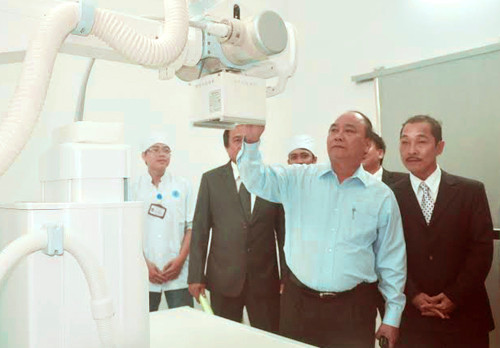 Phó Thủ tướng thăm hỏi các cháu học sinh trường THCS Nguyễn Đình Chiểu nhân năm học mới.