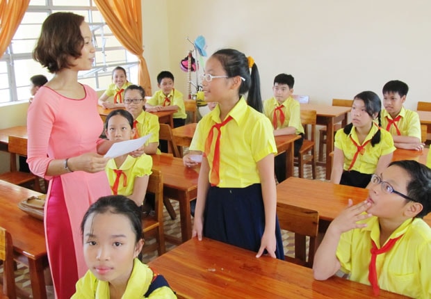 Giáo viên Trường THCS Lương Thế Vinh trò chuyện cùng học sinh. Ảnh: NGỌC ĐOAN