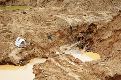 Lộ ra những miệng vực nguy hiểm do đào xới tìm vàng trái phép tại thôn Pà Lanh, xã Cà Dy. Ảnh: T.LÂM