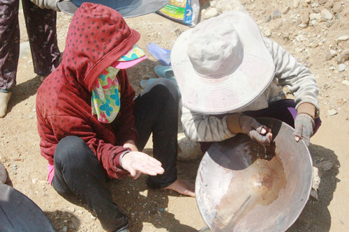 Những phụ nữ ở thôn Ngói ngày ngày tìm kiếm vận may bằng những hạt vàng cám.