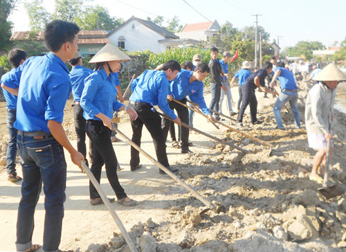 Thanh niên huyện Điện Bàn tham gia “bảo trì” tuyến giao thông nông thôn. 