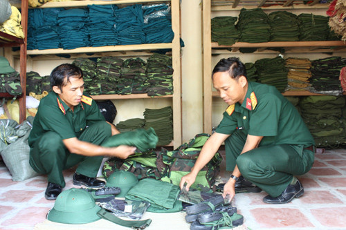 Cơ quan Quân sự huyện Tây Giang chuẩn bị quân tư trang cho thanh niên nhập ngũ. Ảnh: Tuấn Anh