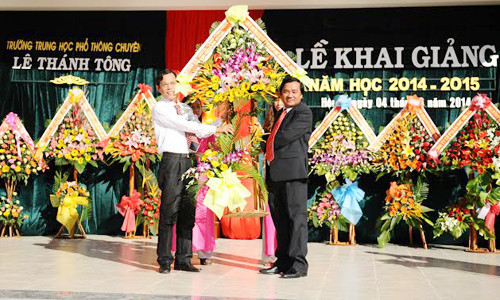 Phó Chủ tịch UBND tỉnh Nguyễn Chín tặng hoa chúc mừng nhà trường.