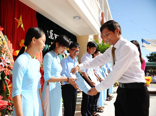 Đại diện Ngân hàng Vietcombak trao học bổng cho các học sinh có hoàn cảnh khó khăn.