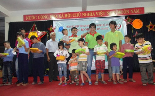 Chương trình Trung thu Nhân ái do CLB Nhân Ái Đà Nẵng tổ chức năm 2013. Ảnh: NHƯ TRANG