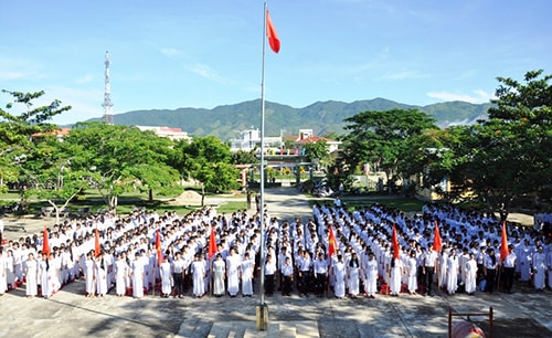 Học sinh Trường THPT Hiệp Đức tham dự lễ khai giảng năm học mới. Ảnh: Vinh Anh