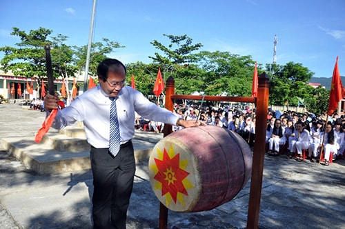 Ông Võ Xuân Ca - Chủ tịch Ủy ban MTTQ Việt Nam tỉnh đánh trống khai giảng năm học mới. Ảnh: Vinh Anh