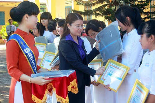 Đại diện Ngân hàng Sacombank trao học bổng cho các em học sinh trường THPT Duy Tân.