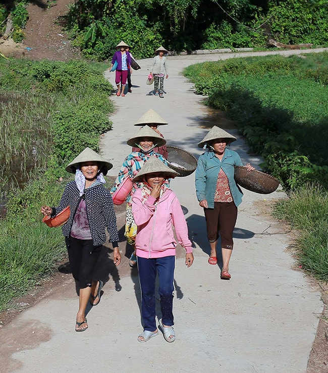 Bà con đi dự hội xả đập Nà Bò.