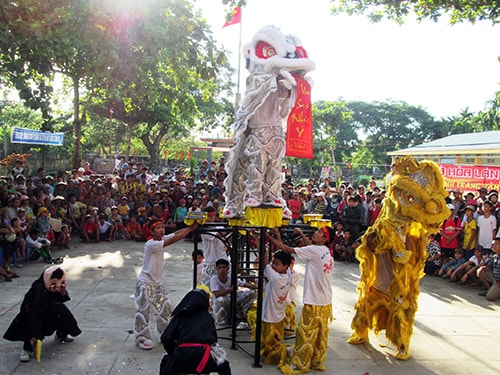 Hội thi múa lân diễn ra rất sôi nổi.