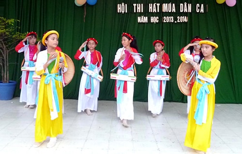 Học sinh tham gia hội thi hát múa dân ca.