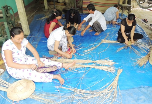 Phụ nữ thôn Trà Nhiêu, xã Duy Vinh (Duy Xuyên) được PyD hỗ trợ đào tạo nghề làm mũ, giỏ xách từ nguyên liệu cói. Ảnh: L.P.L.N