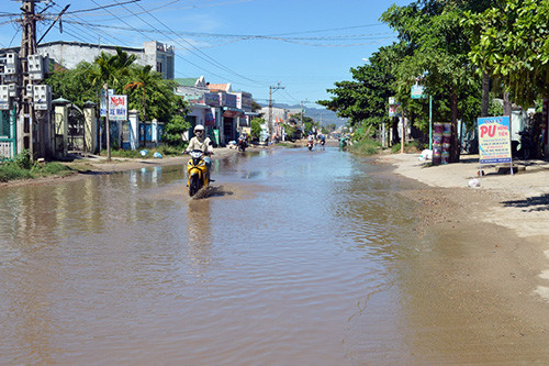 Đoạn đường ĐT609 qua thôn Phiếm Ái 1 bị ngập nước thường xuyên.