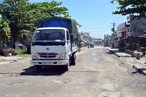 Xuất hiện nhiều ổ gà, ổ voi trên một số đoạn của tuyến đường ĐT609.