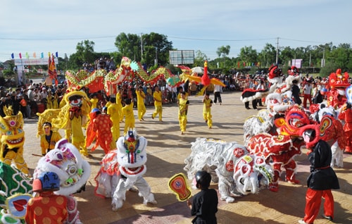 Các đội lân - sư - rồng tham gia hội thi.