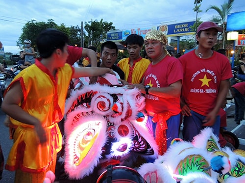 Anh Phan Vũ Hòa (thứ hai, bên phải) tâm huyết với việc khôi phục “thương hiệu” lân Tứ Bàn.