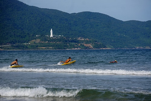 Tranh tài ở nội dung bơi ván cứu hộ