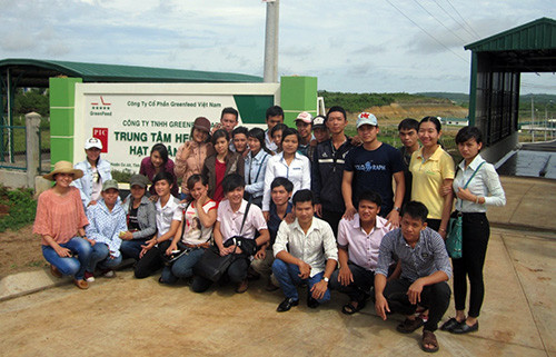 Các sinh viên tham quan mô hình chăn nuôi hiện đại tại Trung tâm heo giống của GreenFarm Asia.