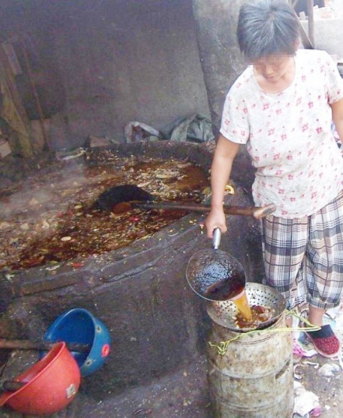 Một chủ hộ sản xuất dầu ăn bẩn bị phát hiện tại Trung Quốc.