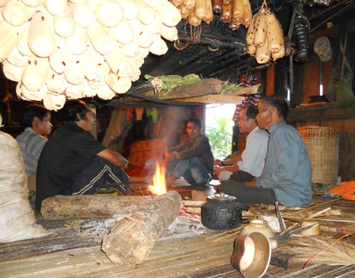 Già làng, người có uy tín giữ vai trò trung tâm trong mối đoàn kết giữa đồng bào các dân tộc thiểu số ở Nam Trà My. 