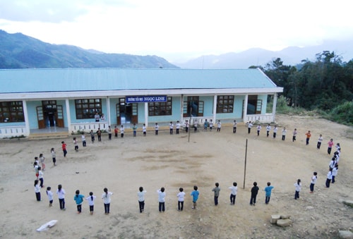 Trường học được đầu tư khang trang đem cái chữ về làng nóc.