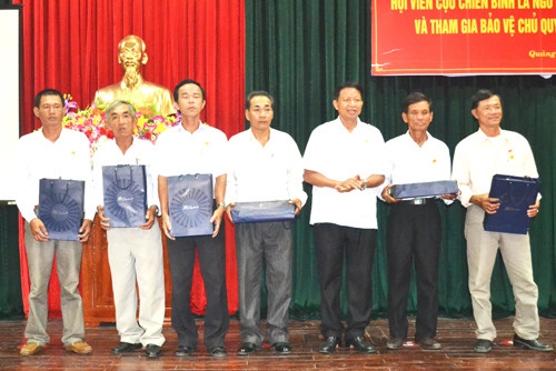 Ông Nguyễn Xuân An tặng quà cho các hội viên là ngư dân tiêu biểu trong khai thác hải sản xa bờ.