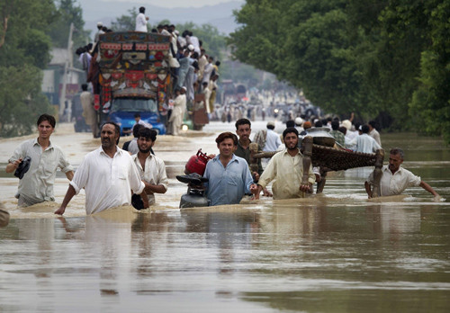 Lực lượng cứu hộ cứu vớt những nạn nhân bị cô lập tại khu vực Kashmir. (Ảnh: NYTimes)