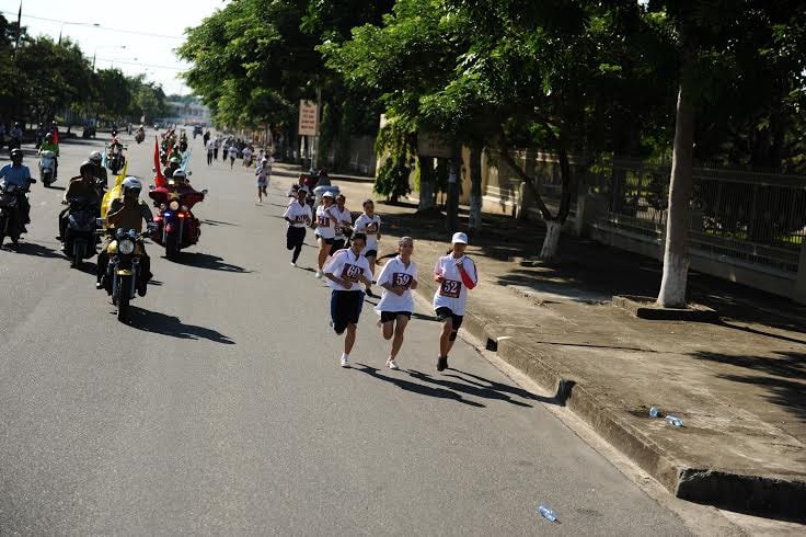 Các vận động viên tranh tài trên đường chạy. Ảnh: MINH HẢI