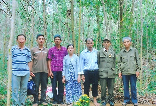 Các CCB Nguyễn Văn Chúng, Đỗ Thành Nam (thứ nhất và thứ hai từ trái sang) với gia đình tại xã Quế Hiệp.