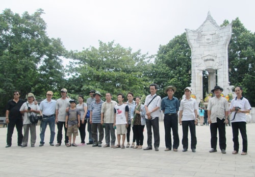 Đoàn văn nghệ sĩ Quảng Nam thăm Nghĩa trang liệt sĩ Trường Sơn - Quảng Trị.           Ảnh: NG.DŨNG