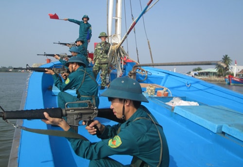 Huấn luyện chiến đấu cho Trung đội dân quân biển tập trung. (Ảnh: Ban CHQS  xã Tam Quang).