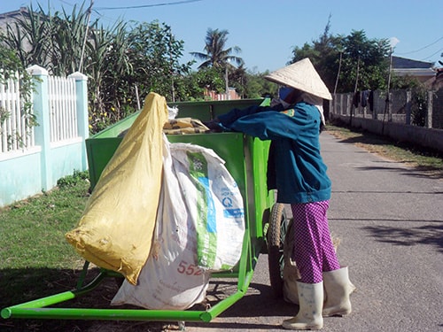 Mỗi tháng, riêng tiền trả cho tổ thu gom rác thải sinh hoạt của địa phương, mỗi xã trên địa bàn huyện Thăng Bình đã chi hơn 4 triệu đồng.  Ảnh: GIANG BIÊN