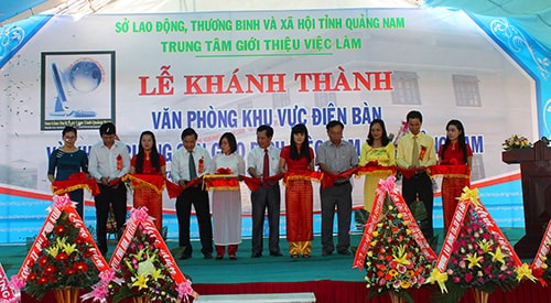 Lãnh đạo tỉnh và huyện cắt băng khánh thành và khai trương Văn phòng khu vực Điện Bàn.