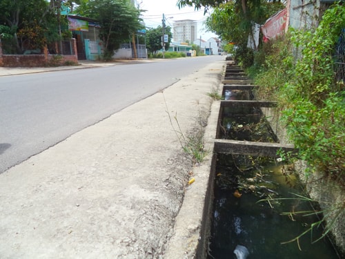 Kênh N24 trên đường Ông Ích Khiêm rất nguy hiểm do không có nắp đậy. Ảnh: T.QUÂN