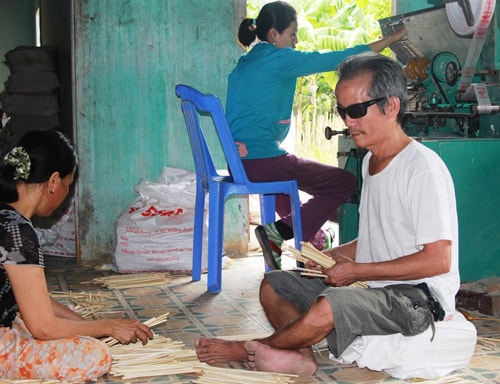 ông Đoàn Nghiêu và cơ sở sản xuất đũa tre của mình.  Ảnh: T.LÂM