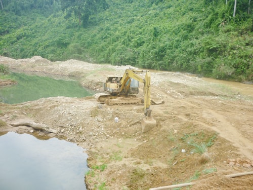 Nạn khai thác khoáng sản trái phép khu vực đầu nguồn ảnh hưởng tiêu cực đến chất lượng nguồn nước trên sông Vu Gia - Thu Bồn. Ảnh: H.PHÚC