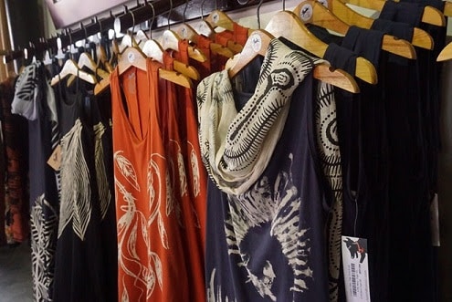 Skirts, scarves, hats, bags…designed in a set, from 400,000 to 1,000,000 VND each. Photo: Diep Sa